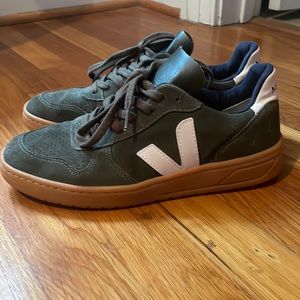 V-10 suede vejas